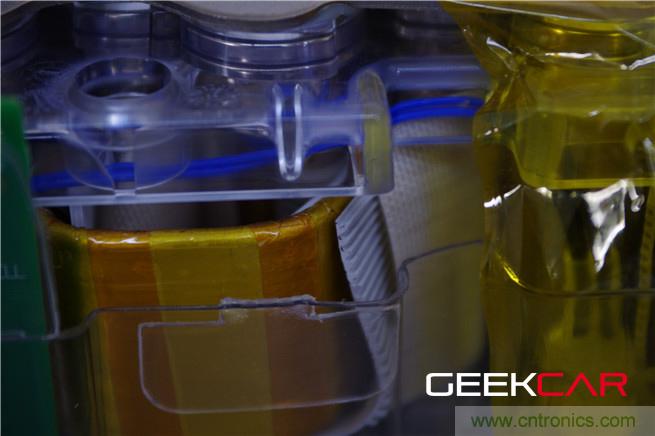 未拆解的锂电池组细节图