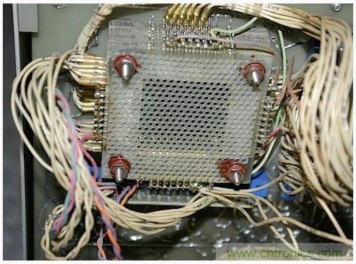 经典怀旧拆解！历史弥留的可编程科学计算器 from 1966