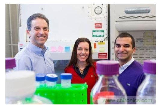 从左到右：MIT生物工程学教授Ron Weiss、机械工程学副教授Domitilla Del Vecchio，以及MIT生物工程系学生Deepak Mishra。