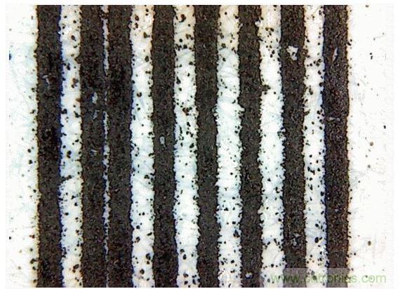 惠普(HP)Laserjet 600 M601(5mil的线宽和间距——显微镜图像)。注意空白处的碳粉斑点和两条并在一起的线