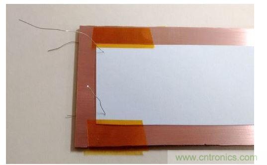 对齐后的碳粉转印纸。注意用于对齐的小细线