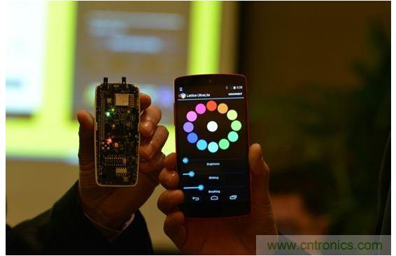 现场演示通过RGB LED控制可实现模拟多色呼吸效果