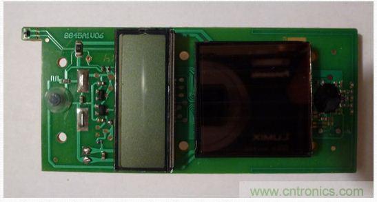 图5：移开电池后的PCB另一面。