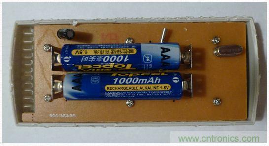 图3：两个传统的AAA可充电碱性电池。