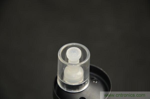 只有奶瓶大小的闪电去渍小神器 ——海尔咕咚手持式洗衣机