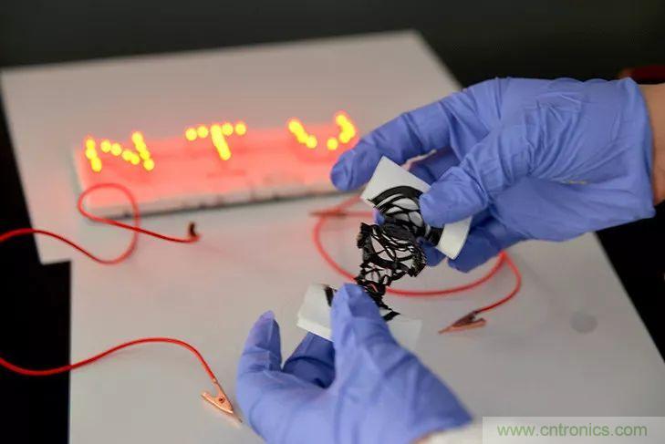 可穿戴技术新突破：形状可定制的织物超级电容