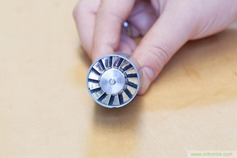 拆解戴森吹风机：近三千元的价格贵在哪？
