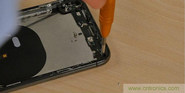 拆解iPhone XS：发现7纳米工艺的奥秘
