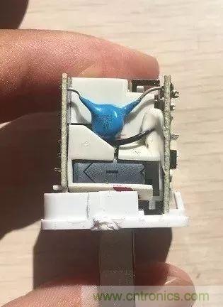 拆了个电容之后，我的iPhone也会自动订房了