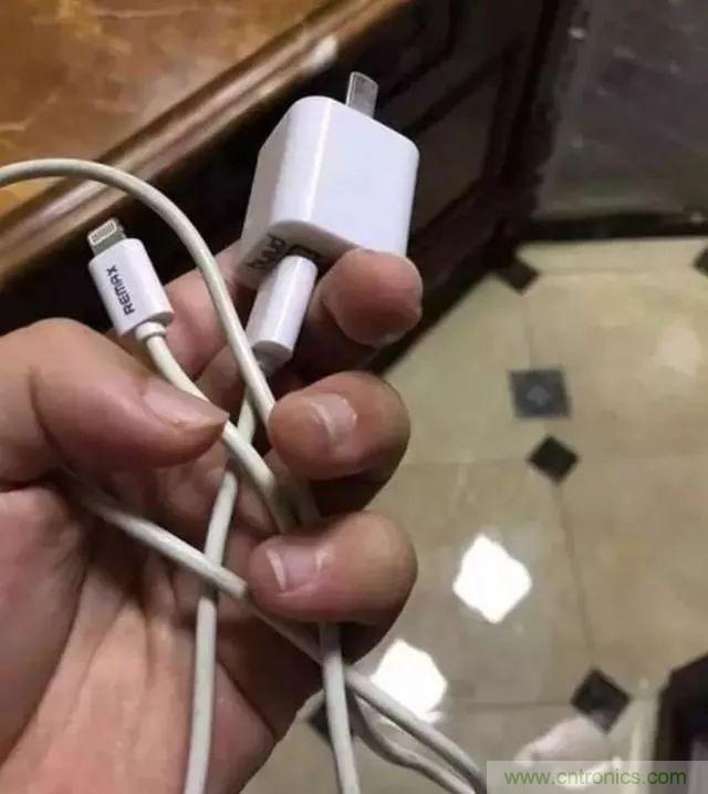 拆了个电容之后，我的iPhone也会自动订房了