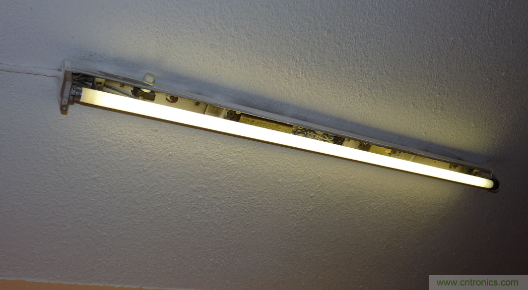 电灯泡内通有交流电，为什么看不到灯泡在闪烁？