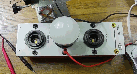 电灯泡内通有交流电，为什么看不到灯泡在闪烁？