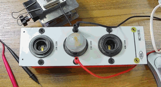 电灯泡内通有交流电，为什么看不到灯泡在闪烁？