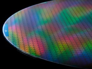 硅光技术新突破：意法半导体PIC100开启数据中心高能效时代