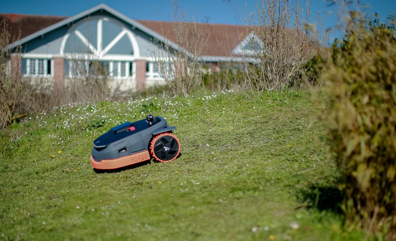 意法半导体推出车规卫星导航芯片跨界赋能赛格威智能割草机