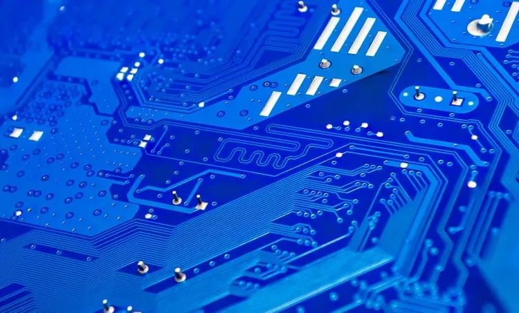 如何决定 PCB 中差分对的过孔阻抗？